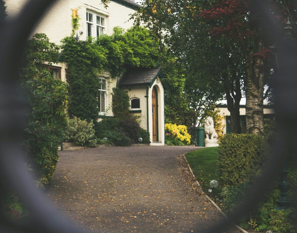 Minimalistische Fotografie eines Hauses vor einem Kettenzaun